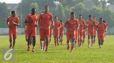 Pemain Persija berlari saat latihan di Lapangan Yon Zikon 14, Jakarta, Jumat (6/5/2016). Persija akan melakoni laga lanjutan Torabika Soccer Championship presented by IM3 Ooredoo melawan Semen Padang di GBK, Minggu (8/5). (Liputan6.com/Helmi Fithriansyah)