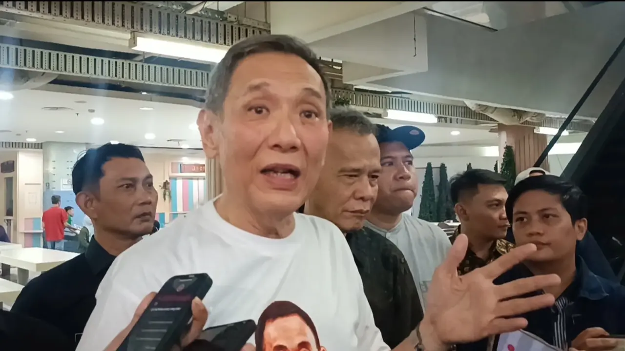 Pengusaha nasional Jusuf Hamka alias Babah Alun blusukan di Pasar Tanah Abang, Jakarta Pusat, Kamis (1/8/2024). (Merdeka.com/Nur Habibie)