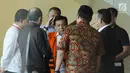 Tersangka dugaan korupsi pengadaan e-KTP, Setya Novanto (tengah) bersama tim kuasa hukumnya di gedung KPK, Jakarta, Rabu (6/12).KPK menyatakan berkas perkara  Setya Novanto sudah lengkap atau P21. (Liputan6.com/Helmi Fithriansyah)