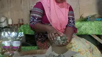 Ibu-ibu di Probolinggo membuat aneka kue lezat dari bahan mangrove. Foto: (Dian Kurniawan/Liputan6.com)