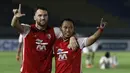 Selebrasi pemain Persija Jakarta, Marko Simic (kiri) dan Toni Sucipto usai memenangkan adu penalti 4-3 atas PSM Makassar dalam laga leg kedua semifinal Piala Menpora 2021 di Stadion Manahan, Solo, Minggu (18/4/2021). (Bola.com/Ikhwan Yanuar)