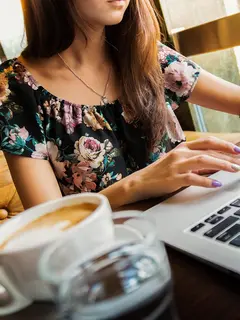 Digital detox di tempat kerja untuk menjaga fokus, mengurangi distraksi, dan meningkatkan produktivitas tanpa terbebani oleh dunia digital. (Foto: Pexels/Pixabay)