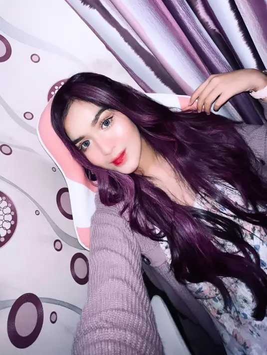 Irma Barbie merupakan seorang selebgram berdarah Medan namun tinggal di Tasikmalaya. Ia kerap menerima endorse dari berbagai brand. (FOTO: instagram.com/irmabarbie__/)