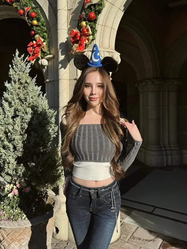 Pamer Perut Langsing, 7 Potret  Agatha Chelsea dengan Busana Stylish