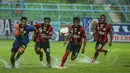 Gelandang Arema Cronus, Arif Suyono berubut bola dengan Tiga Pemain Persipura saat laga SCM Cup 2015 di Stadion Kanjuruhan, Malang, Kamis (22/1/2015) Arema Cronus menang 4-1 atas Persipura (Liputan6.com/Faizal Fanani)