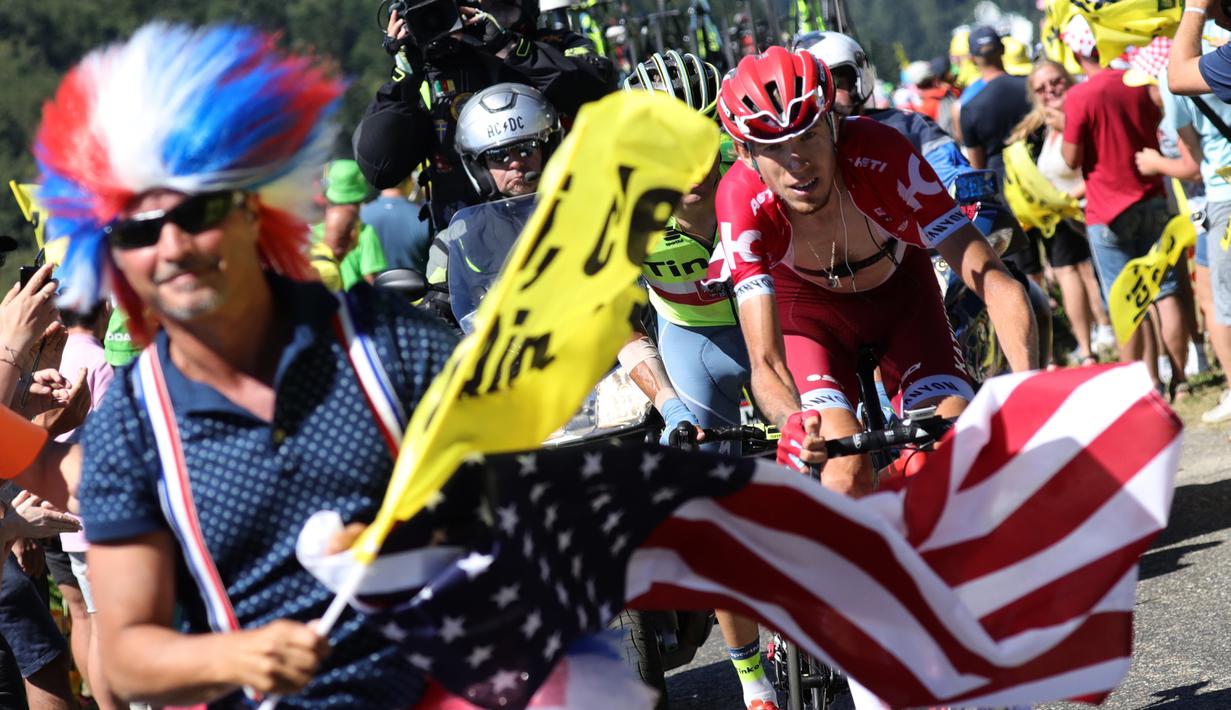 Para penonton berusaha sedekat mungkin dengan pebalap saat beraksi di Etape 15 Tour de France antara Bourg-en-Bresse dan Culoz, (17/7/2016). (AFP/Kenzo Tribouillard)