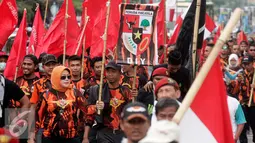 Massa dari Pemuda Pancila ikut dalam aksi peringatan pemberontakan G 30 S-PKI di Malioboro,Yogyakarta, Jumat (30/9). Aksi ini dilakukan untuk menangkal paham komunisme di Indonesia. (Liputan6.com/ Boy Harjanto)