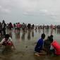 Libur Lebaran, Wisatawan Menyemut di Pantai Bagedur Banten 9Liputan6.com/Achmad Sudarno)