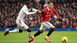 Pemain Manchester United Antony (kanan) berduel memperebutkan bola dengan pemain Crystal Palace Tyrick Mitchell pada pertandingan sepak bola Liga Inggris di Stadion Old Trafford, Manchester, Inggris, 4 Februari 2023. Manchester United mengalahkan Crystal Palace dengan skor 2-1. (AP Photo/Dave Thompson)