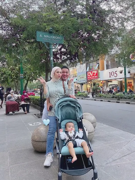 Berbagai tempat Kesha dan suami kunjungi, salah satunya befoto di Malioboro. Kesha tengah menikmati perannya sebagai ibu dan istri lho. (Instagram.com/kesharatuliu05)