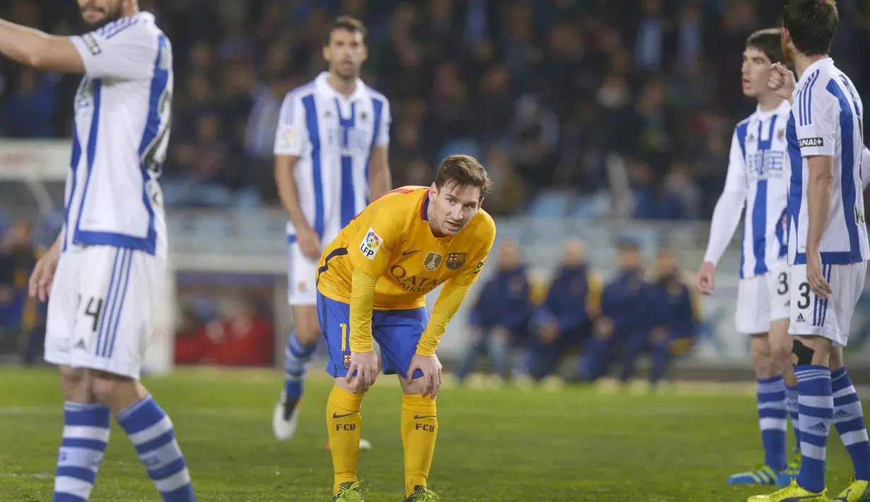Pemain  Barcelona, Lionel Messi tertunduk lemas usai timnya kalah dari Real Siciedad 1-0 pada lanjutan. (REUTERS/Vincent West)