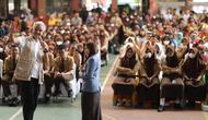 Gubernur Jawa Tengah Ganjar Pranowo di hadapan para siswa, saat melaksanakan program 'Gubernur Sambang Sekolah' di SMA Negeri 1 Kudus, Kabupaten Kudus. (Istimewa)