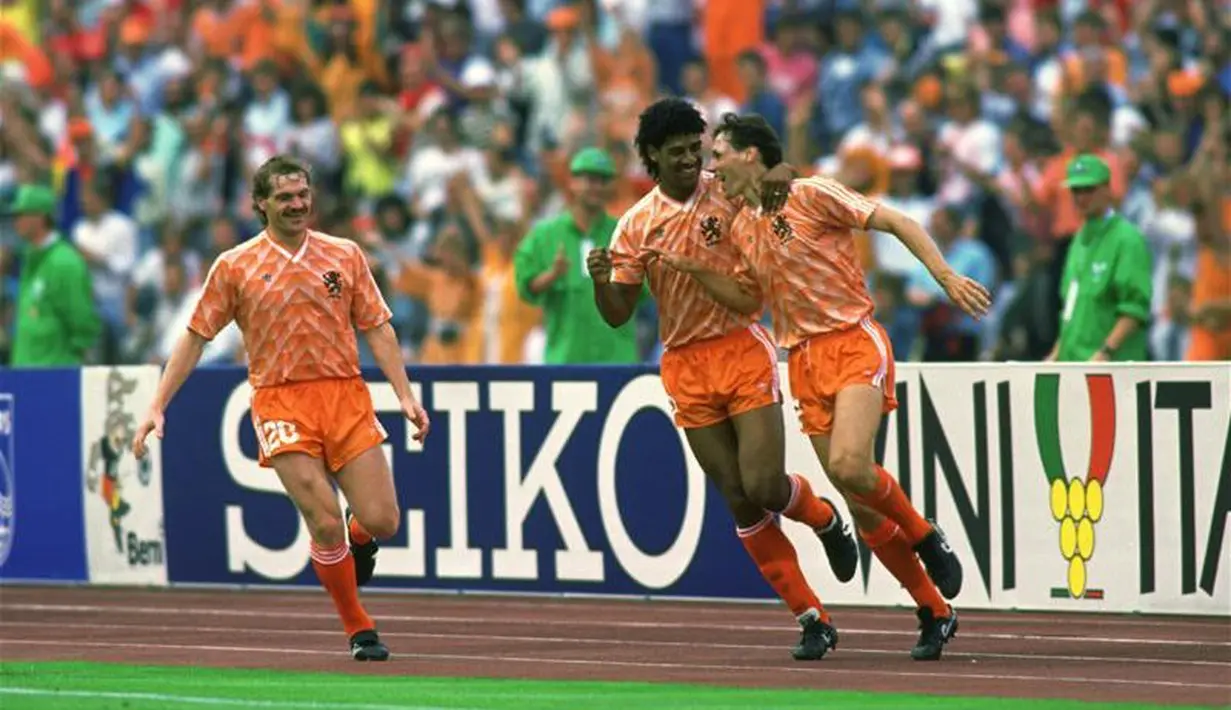 Marco van Basten adalah bintang Belanda saat menjuarai Piala Eropa 1988. Torehan 5 gol termasuk di final membawanya meraih sepatu emas. (www.squawka.com)
