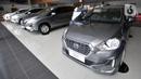 Pekerja membersihkan mobil Datsun Go+ Panca di Diler Nissan kawasan Pulogadung, Jakarta, Rabu (27/11/2019). PT Nissan Motor Indonesia berencana untuk menghentikan produksi Datsun di Indonesia pada 2020 mendatang. (merdeka.com/Iqbal Nugroho)