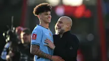 Gelandang Manchester City, Nico O'Reilly, dipuji oleh sang manajer tim, Pep Guardiola, setelah memberikan dua assist yang membantu tim bangkit dari ketertinggalan dan menang atas Bournemouth di perempat final Piala FA 2024/2025, Minggu (30/3/2025). (JUSTIN TALLIS / AFP)