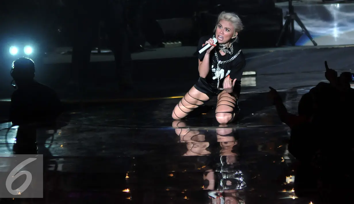 Totalitas Agnez Mo saat ikut meramaikan HUT 26 SCTV, Jakarta, Rabu (24/8). Celana unik Agnez membuat penampilannya semakin bersinar. (Liputan6.com/ Johan Tallo)