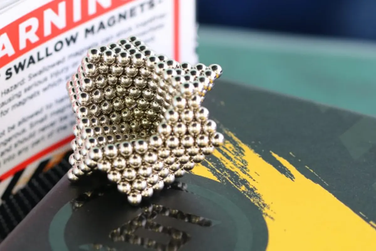 [Bintang] Mainan Mikromagnetik Ini Bukti Kalau Magnet Nggak Pernah Salah