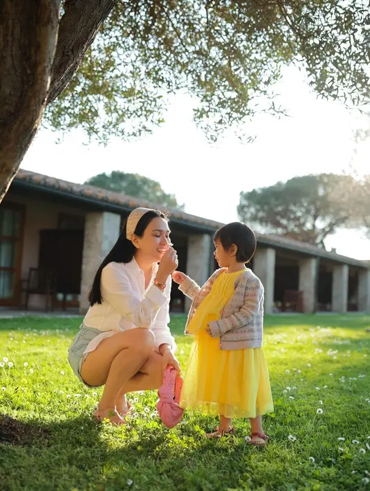 "Mbak Shandy memang mau hak asuh anak, cuma memang dia sepakat mengasuh secara bersama-sama dengan David," bebernya. [Instagram/shandyaulia]
