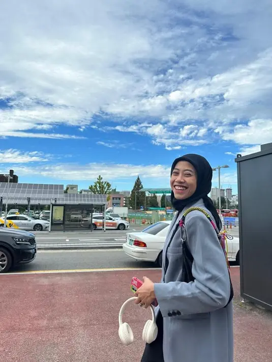 Raut wajah bahagia terlihat dari Megawati saat menikmati momen tak bermain voli. Ia terlihat begitu sumringah bisa jalan-jalan di Korea Selatan. Penampilannya yang rapi dan elegan ini tuai atensi. (Liputan6.com/IG/megawatihangestrip)