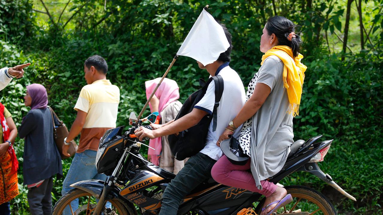20170529- Selamatkan Diri Warga Marawi Pasang Bendera Putih-AP-0