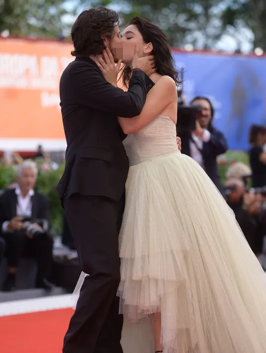 Aktris Matilda de Angelis berciuman dengan aktor Italia Andrea Arcangeli saat menghadiri pemutaran perdana film "Una Famiglia" dalam Festival Film Venice ke-74 di Venice Lido, Italia (4/9). (AFP Photo/Tiziana Fabi)