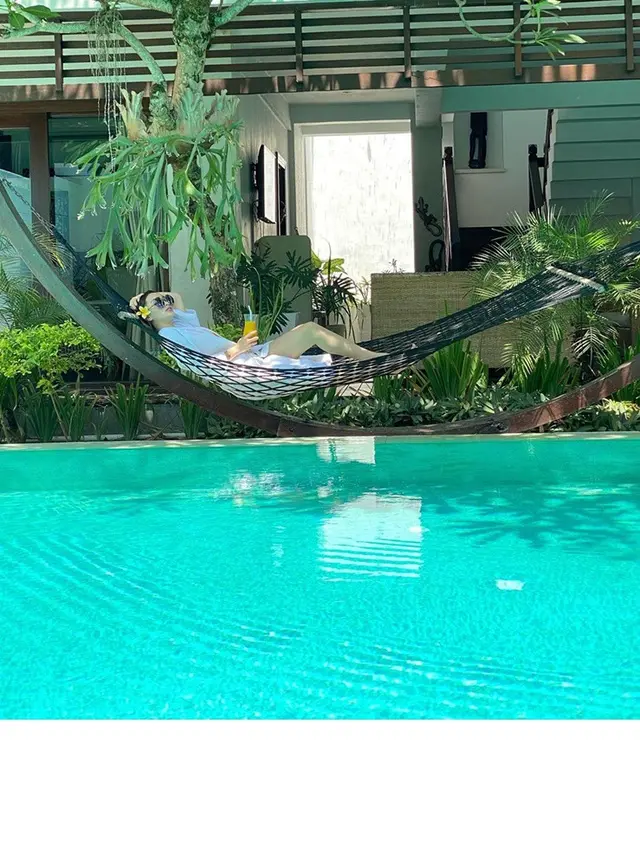 6 Pesona Zaskia Gotik saat Liburan di Bali, Penampilannya Jadi Sorotan