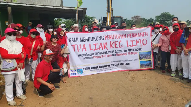 Sejumlah warga dari Kecamatan Limo dan Cinere, melakukan penutupan Tempat Pembuangan Akhir (TPA) sampah liar di dekat Perumahan Panorama Bukit Cinere, Depok.