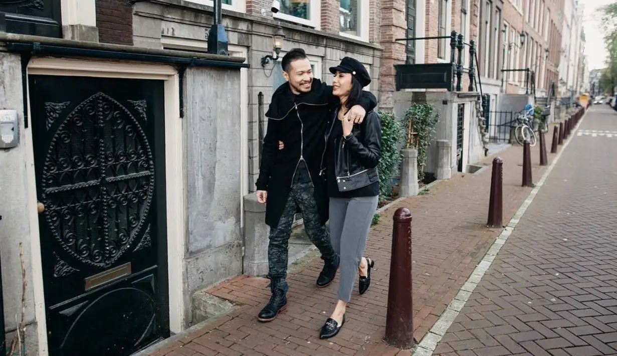 Pasangan yang menikah pada 8 Juli 2017 itu kerap membagikan momen romantis di akun Instagram pribadinya. (foto: instagram.com/tyasmirasih)