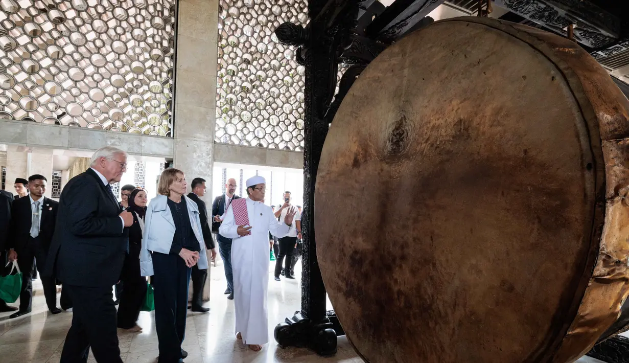 Presiden Jerman Frank-Walter Steinmeier (kiri) dan Ibu Negara Elke Buedenbender (kedua dari kiri) melihat bedug saat Menteri Agama dan Imam Besar Masjid Istiqlal Nasaruddin Umar (kanan) memperkenalkannya di Masjid Istiqlal, Jakarta, Senin 15 Juni 2026. (Yasuyoshi Chiba/AFP)