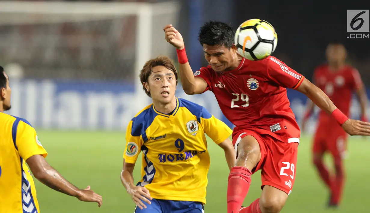 Gelandang Persija, Sandi Sutte (kanan) berebut bola atas dengan pemain Tampines Rovers pada laga grup H Piala AFC 2018 di Stadion GBK, Jakarta, Rabu (28/2). Babak pertama Persija unggul 2-0. (Liputan6.com/Helmi Fithriansyah)