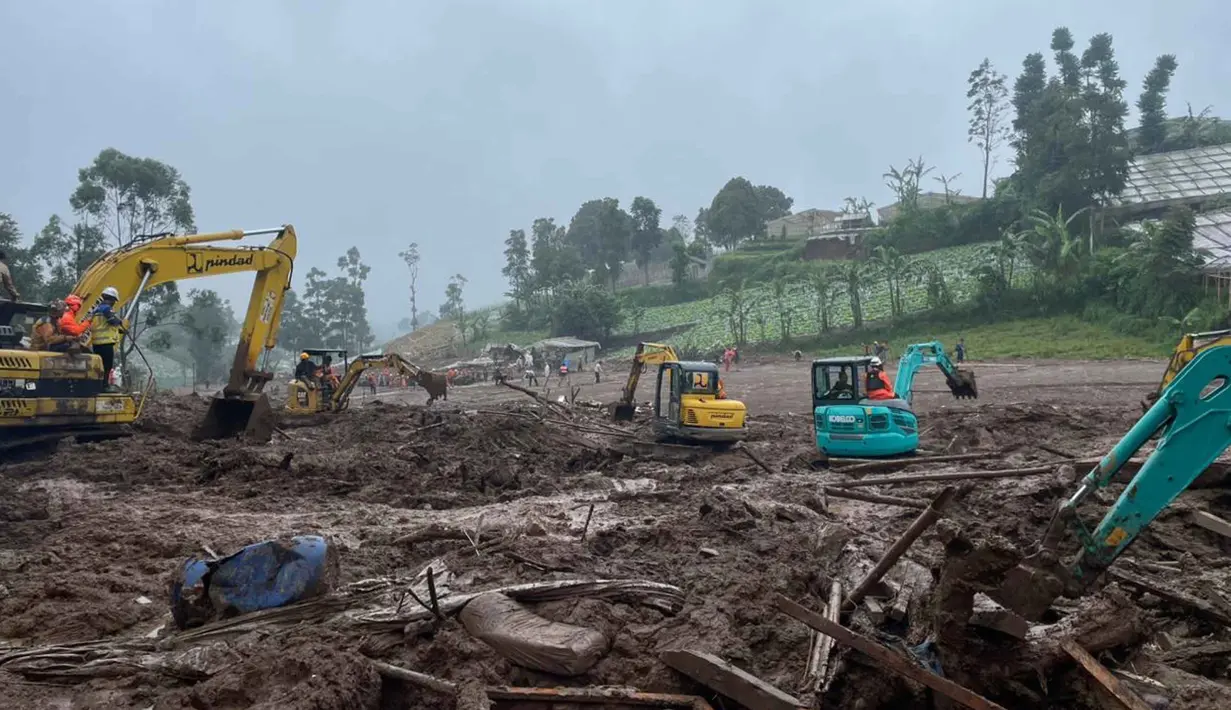 Tim SAR gabungan saat melakukan upaya pencarian dan penyelamatan korban longsor di Desa Pasirlangu, Cisarua, Kabupaten Bandung Barat, Jawa Barat, Rabu (28/1/2026). (Basarnas)