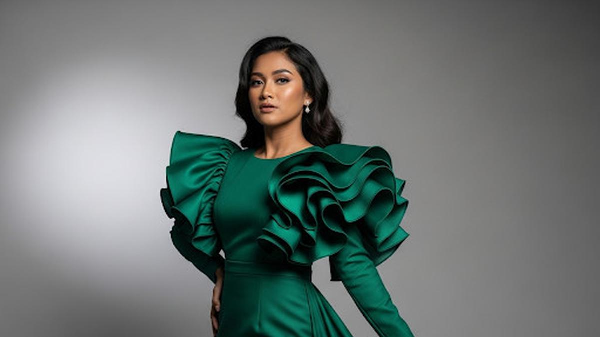 10 Rekomendasi Model Long Dress Kombinasi Polos Lengan Ruffle, Elegan dan Feminin