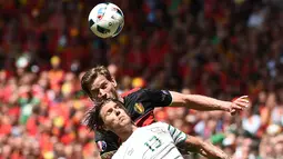 Bek Belgia, Jan Vertonghen, duel udara dengan gelandang Irlandia, Jeffrey Hendrick, pada laga Grup E Piala Eropa 2016. Kemenangan ini membuat peluang Belgia lolos ke 16 besar kembali terbuka. (AFP/Nicolas Tucat)