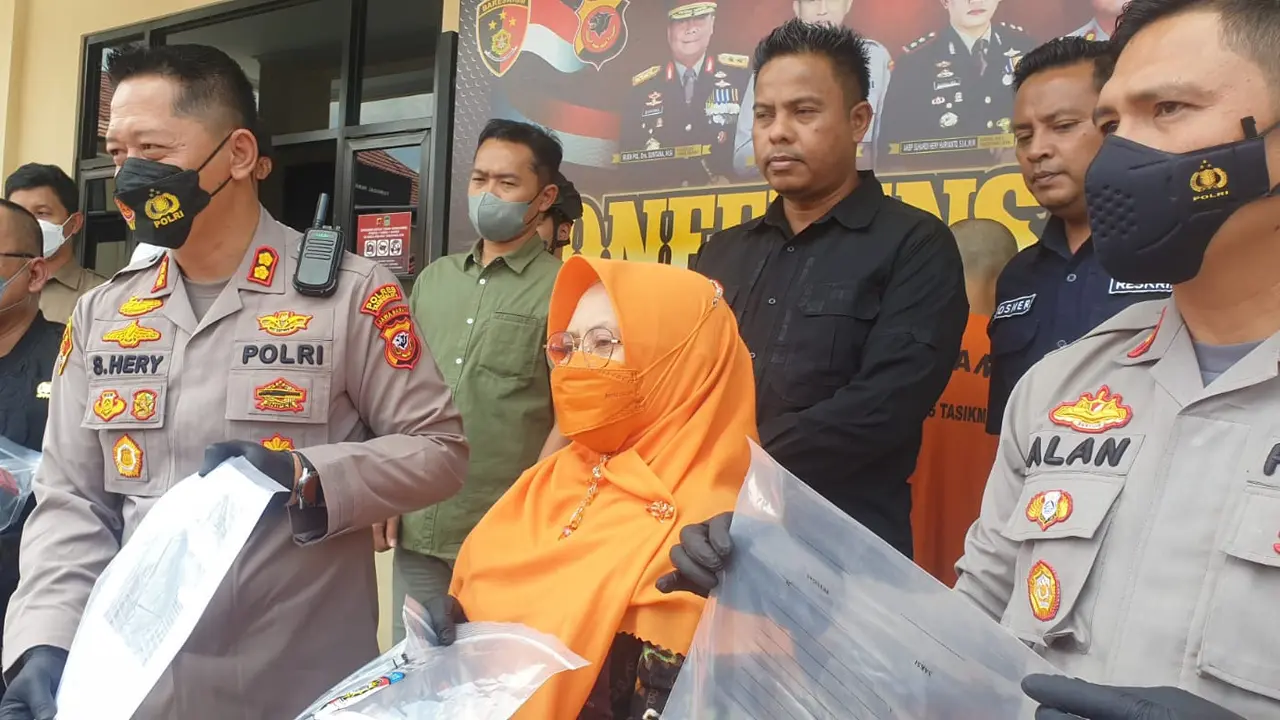 Kepolres Tasikmalaya Suhardi Hery Haryanto menunjukan gambar penyiksaan dan mutilasi monyet yang dilakukan 2 warga Tasikmalaya, Jawa Barat. (Liputan6.com/Jayadi Supriadin)
