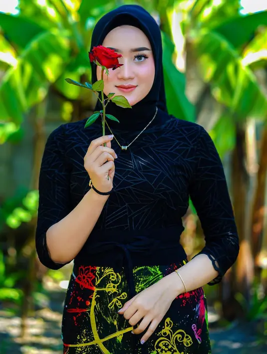 Potret penyanyi asal Blora itu tampil dengan hijab sambil memegang bunga. Penampilannya cantik menawan saat berhijab. [Instagram/yeniinka]