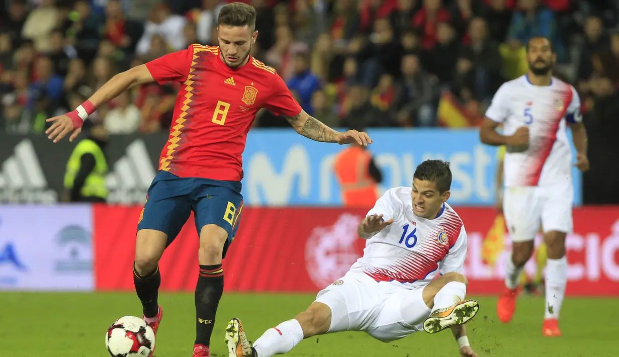 Gelandang Spanyol, Saul Niguez, menghindari tekel dari bek Kosta Rika, Cristian Gamboa, pada laga persahabatan di Stadion La Rosaleda, Sabtu (11/11/2017). Spanyol menang 5-0 atas Kosta Rika. (AP/Miguel Morenatti)