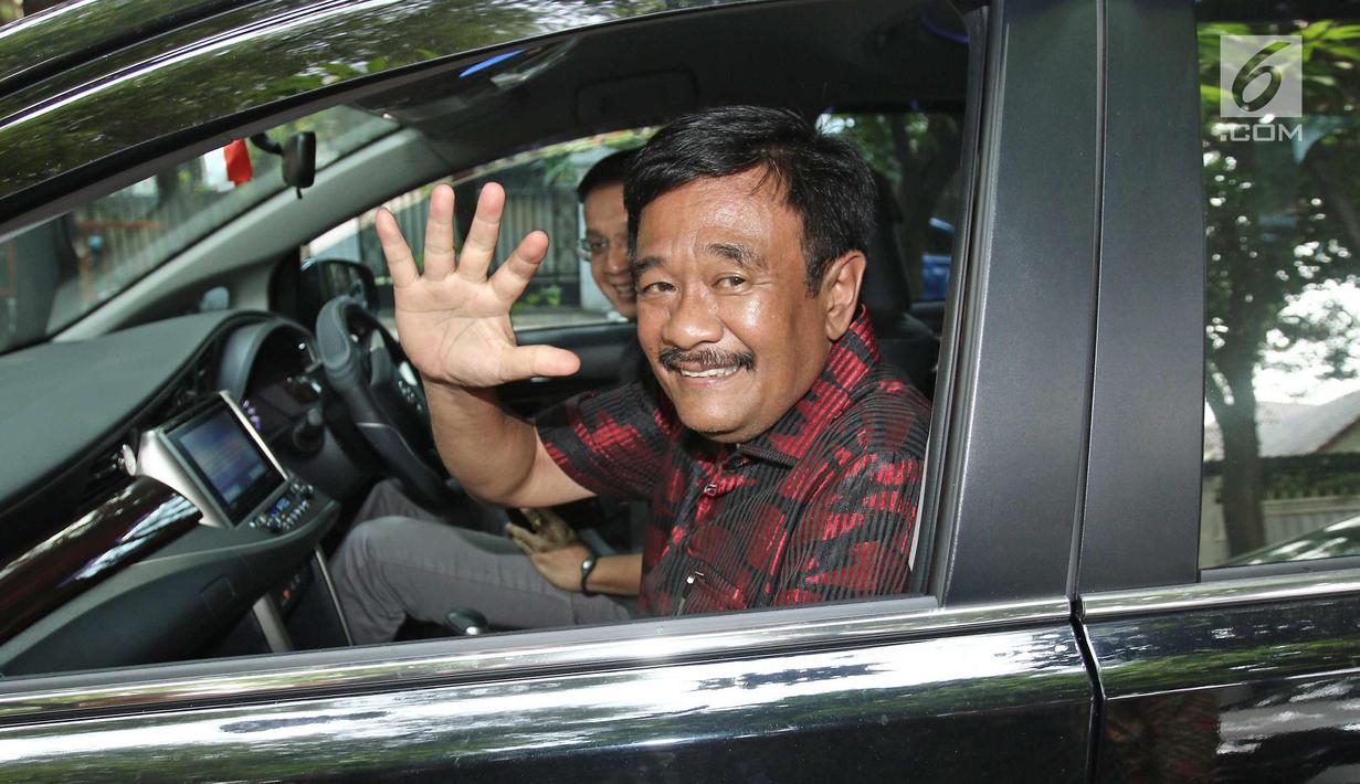 Gubernur DKI Jakarta Djarot Saiful Hidayat usai mengunjungi kediaman Megawati di Jalan Teuku Umar, Jakarta, Sabtu (14/10). PDI Perjuangan melakukan pertemuan tertutup membahas Pilkada Jawa Timur 2018. (Liputan6.com/Herman Zakharia)