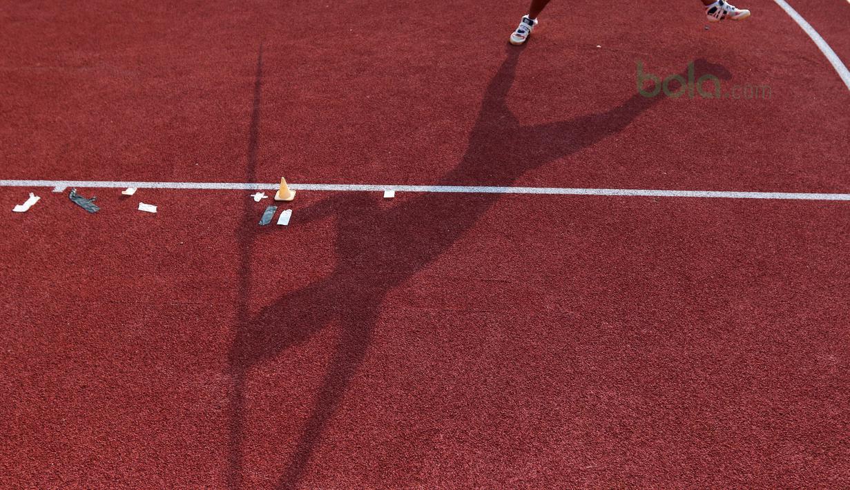 Bayangan Atlet lempar Lembing putra pada kejuaraan Nasional Atletik 2018 di Stadion Madya (8/5/2018). Kejurnas Atletik berlangsung dari tanggal 8-12 Mei 2018. (Bola.com/Nick Hanoatubun)