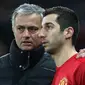 Manajer Manchester United Jose Mourinho (kiri) dan gelandang Henrikh Mkhitaryan (kanan). (dok. Manchester United/John Peters)