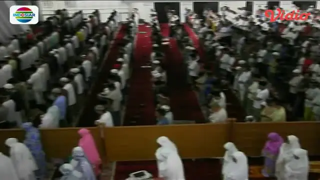 Pesan Djarot Kala Salat Tarawih di Masjid KH Hasyim Asy'ari
