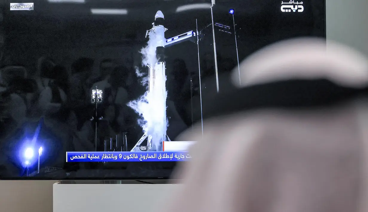 Para pengamat Emirat menyaksikan di Pusat Antariksa Mohammed bin Rashid (MBRSC) di Dubai pada tanggal 27 Februari 2023. Layar menunjukkan roket SpaceX Falcon 9 dengan pesawat ruang angkasa Crew Dragon perusahaan tersebut mengeluarkan bahan bakar sebelum peluncuran yang digosok dari landasan 39A untuk misi Crew-6 di Pusat Antariksa Kennedy di Cape Canaveral, Florida. (Karim SAHIB/AFP)