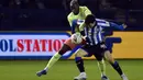 Bek sayap Manchester City, Benjamin Mendy, berebut bola dengan pemain Sheffield Wednesday, Fernando Forestieri pada putaran kelima Piala FA di Hillsborough, Rabu (4/3/2020).Sempat kesulitan, Manchester City akhirnya menang tipis 1-0 atas Sheffield Wednesday lewat gol Sergio Aguero. (AP/Rui Vieira)