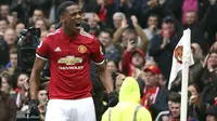 Gelandang Manchester United, Anthony Martial, merayakan gol yang dicetaknya ke gawang Tottenham pada laga Premier League di Stadion Old Trafford, Manchester, Minggu (28/10/2017). MU menang 1-0 atas Tottenham. (AP/Martin Rickett)