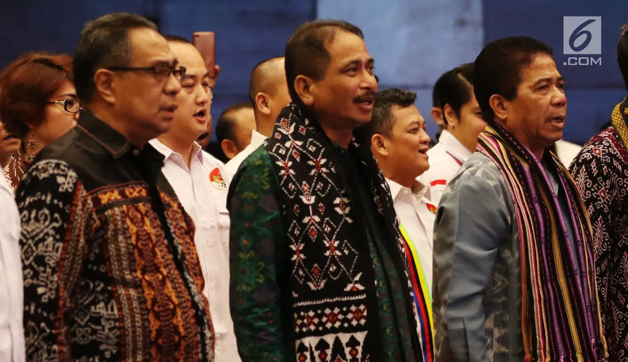 Menteri Pariwisata Arief Yahya (tengah) saat menghadiri peluncuran acara Tour de Flores 2017 di Jakarta, Rabu (5/7). Sebanyak 20 tim yang terdiri 16 tim internasional dan empat tim domestik turut berpartisipasi pada acara ini. (Liputan6.com/Angga Yuniar)