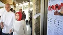 Calon Gubernur Jawa Tengah nomor urut 1, Ganjar Pranowo bersama istri, Siti Atiqoh tiba di TPS 02 Kelurahan Gajahmungkur, Kota Semarang, Rabu (27/6). Ganjar Pranowo bersama istri menyalurkan hak pilihnya di Pilkada Jawa Tengah. (Liputan6.com/Gholib)