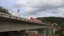 Foto yang diabadikan pada 16 Juni 2019 ini memperlihatkan lokasi pembangunan jembatan dan terowongan PowerChina Sinohydro Bureau 3 Co., LTD (Sinohydro 3), perusahaan teknik asal China yang terlibat dalam pembangunan Jalur Kereta China-Laos di wilayah pegunungan di Laos utara. (Xinhua/Pan Longzhu)