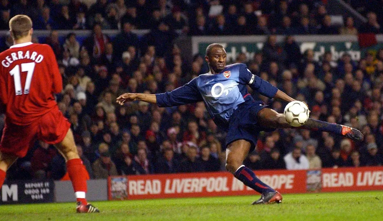 Patrick Vieira memainkan peran besar dalam revolusi Arsene Wenger di sepak bola Inggris. Ia membantu Arsenal menjadi kekuatan yang dominan. Vieira diminta mengisi peran yang ditinggalkan Tony Adams sebagai kapten Arsenal dari tahun 2002 hingga 2005. (Foto: AFP/Paul Barker)