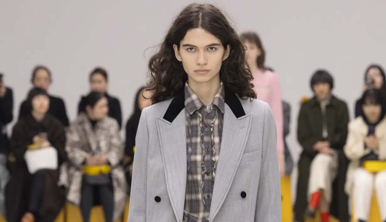 Untuk diketahui, Onitsuka Tiger musim ini mengangkat konsep budaya Jepang Ma, yang menggambarkan ruang bermakna di antara dua elemen, baik dalam konteks ruang maupun waktu. Ma bukan sekadar kekosongan, melainkan jeda yang memiliki struktur dan ketegangan aktif. Filosofi ini diterjemahkan menjadi pendekatan berpakaian yang berada di antara formal dan kasual, tidak sepenuhnya salah satunya, melainkan dibentuk oleh karakter serta sikap individu yang mengenakannya. [Dok/Onitsuka Tiger].