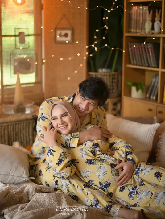 Aktor tampan yang satu ini merasakan betapa indahnya jatuh cinta pada pandangan pertama. Ammar mengungkapkan bahagianya tersebut saat berbincang secara virtual dengan awak media. (Instagram/_irishbella_)