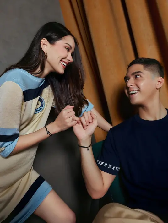 Alyssa Daguise dan Al-Ghazali tampak serasi dengan OOTD couple dari Louis Vuitton. Alyssa kenakan stripe shirt dress dan Al Ghazali pilih pakai t-shirt navy. [@alghazali7]